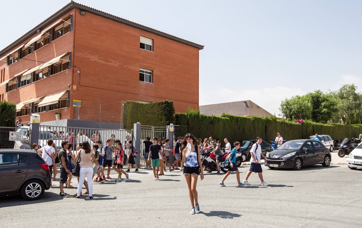 Técnicos en riesgos laborales verifican las elevadas temperaturas en las aulas