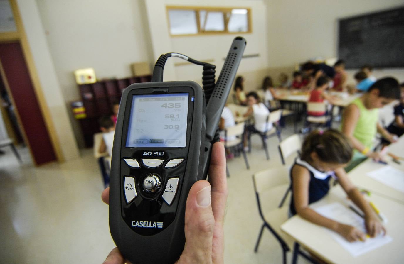 Técnicos en riesgos laborales verifican las elevadas temperaturas en las aulas
