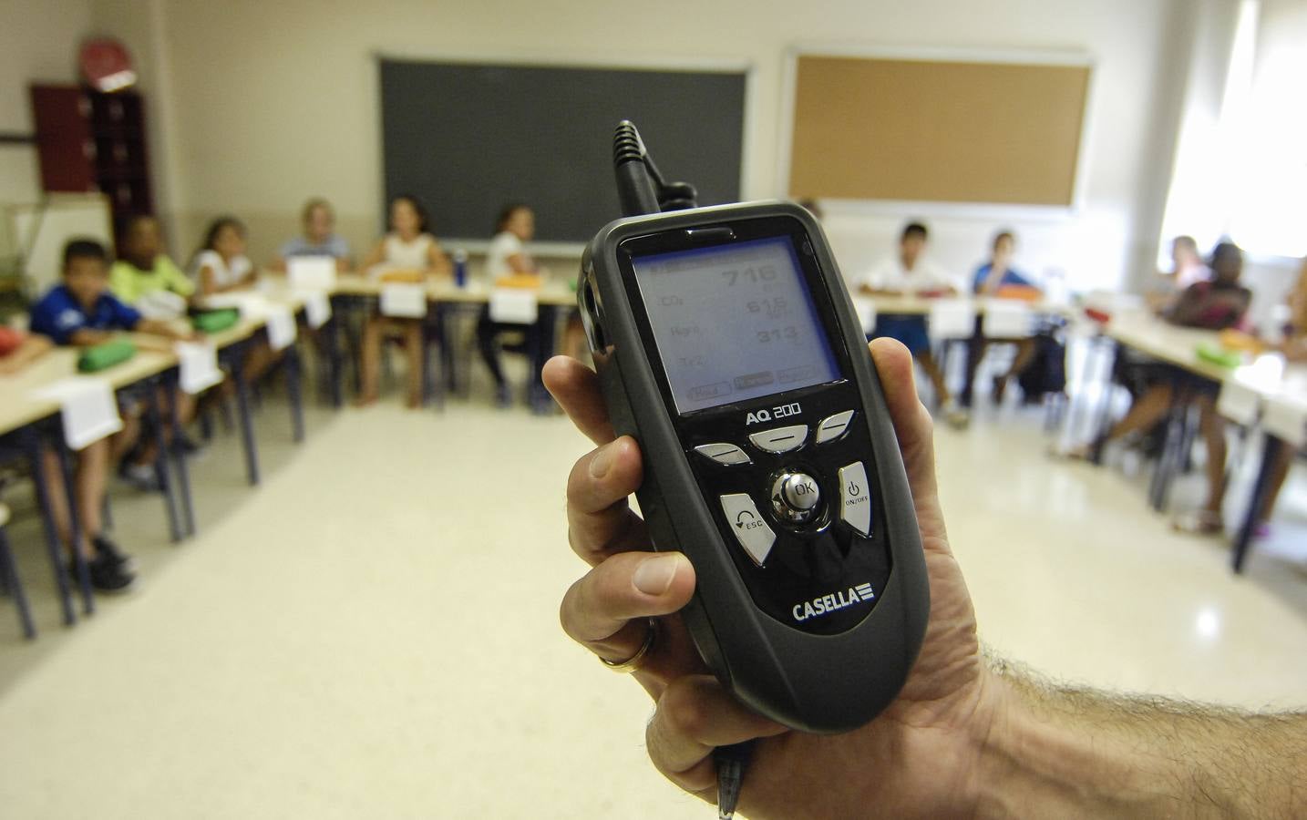 Técnicos en riesgos laborales verifican las elevadas temperaturas en las aulas