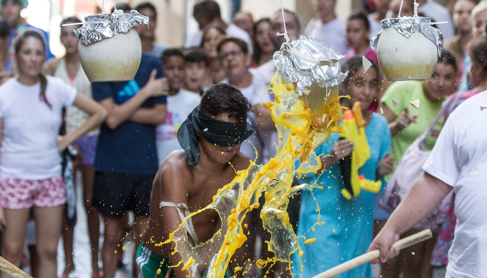 Juegos pupolares y poala durante las fiestas del Raval Roig