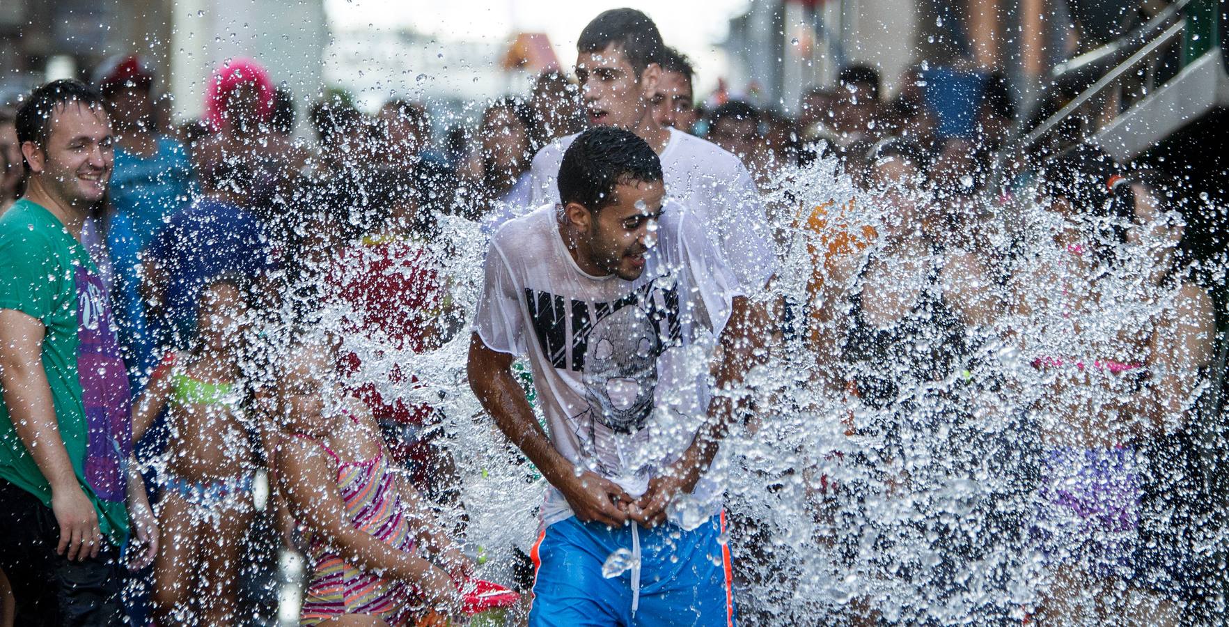 Juegos pupolares y poala durante las fiestas del Raval Roig