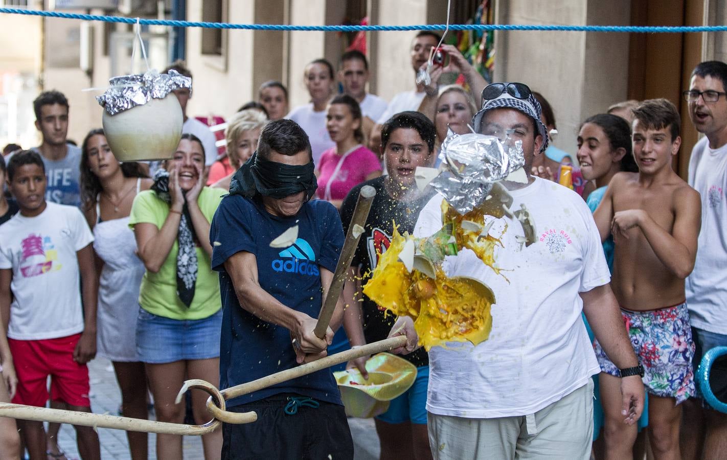 Juegos pupolares y poala durante las fiestas del Raval Roig