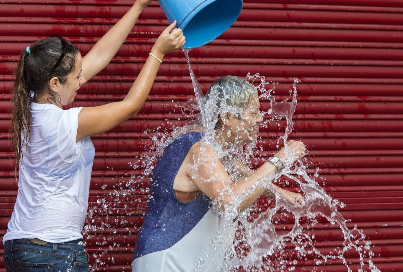 Juegos pupolares y poala durante las fiestas del Raval Roig