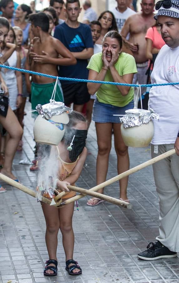 Juegos pupolares y poala durante las fiestas del Raval Roig