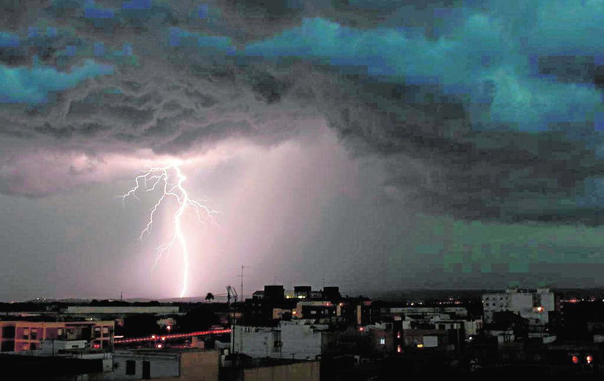 Un rayo, muy cerca del centro de la ciudad de Alzira.