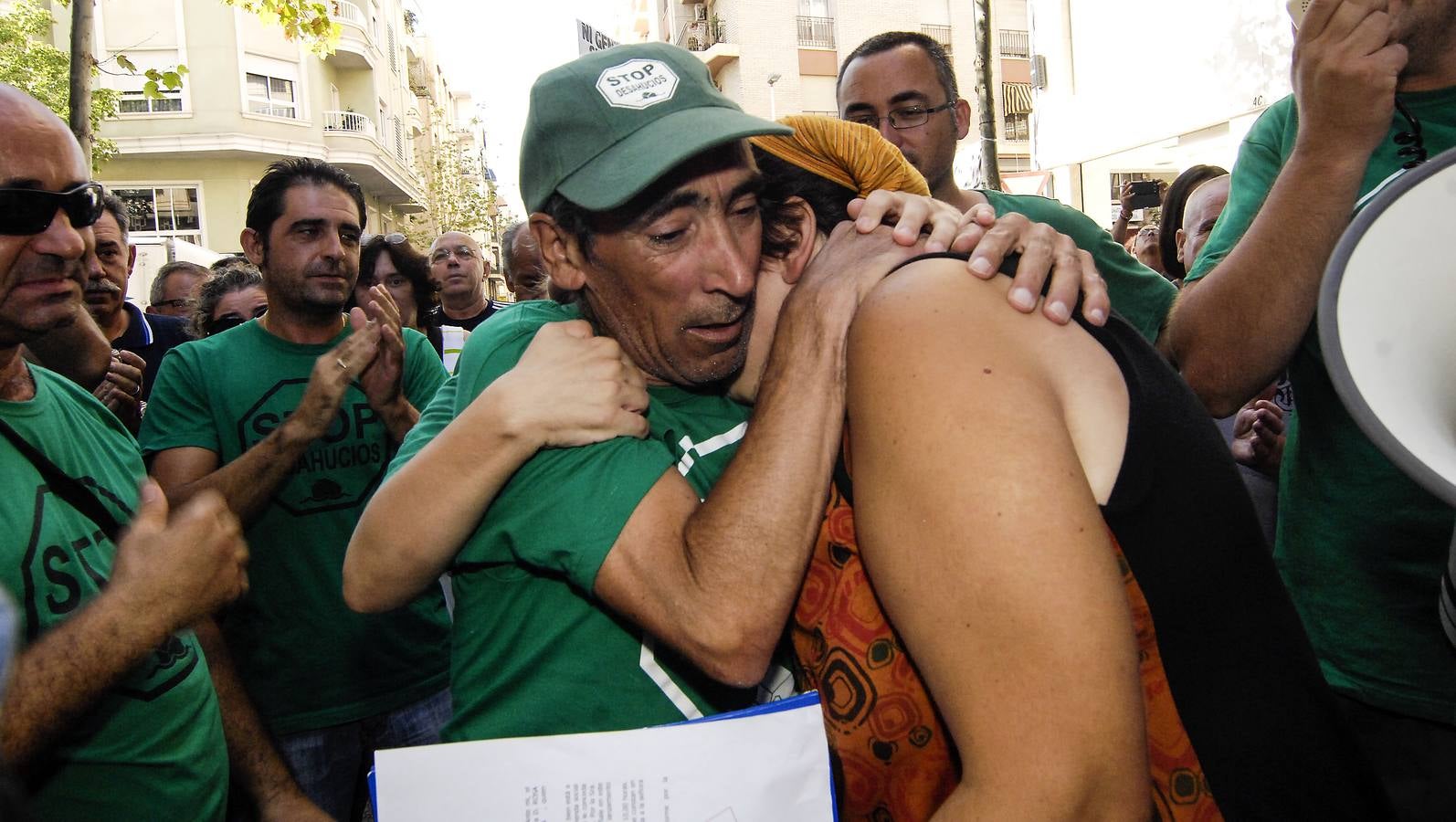 Aplazan tres meses el desahucio de una mujer en Elche