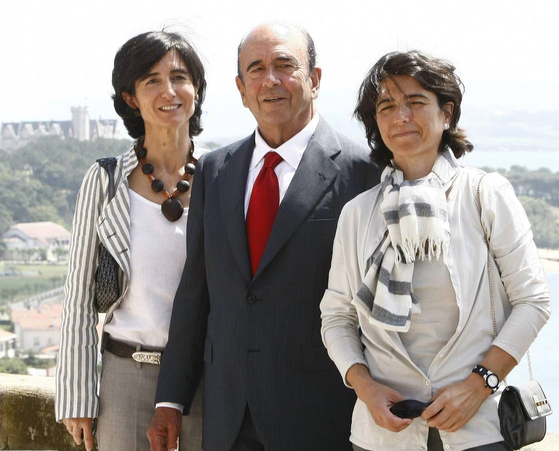 Junto a sus hijas. Emilio Botín, presidente del Banco Santander, posa en Santander con sus dos hijas, Paloma y Carmen.