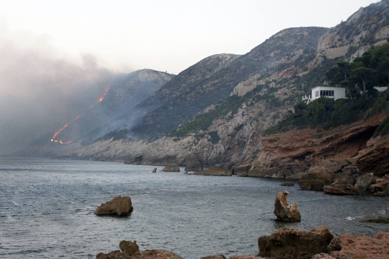 Un incendio en Xàbia y Dénia quema el Montgó y obliga a desalojar casas