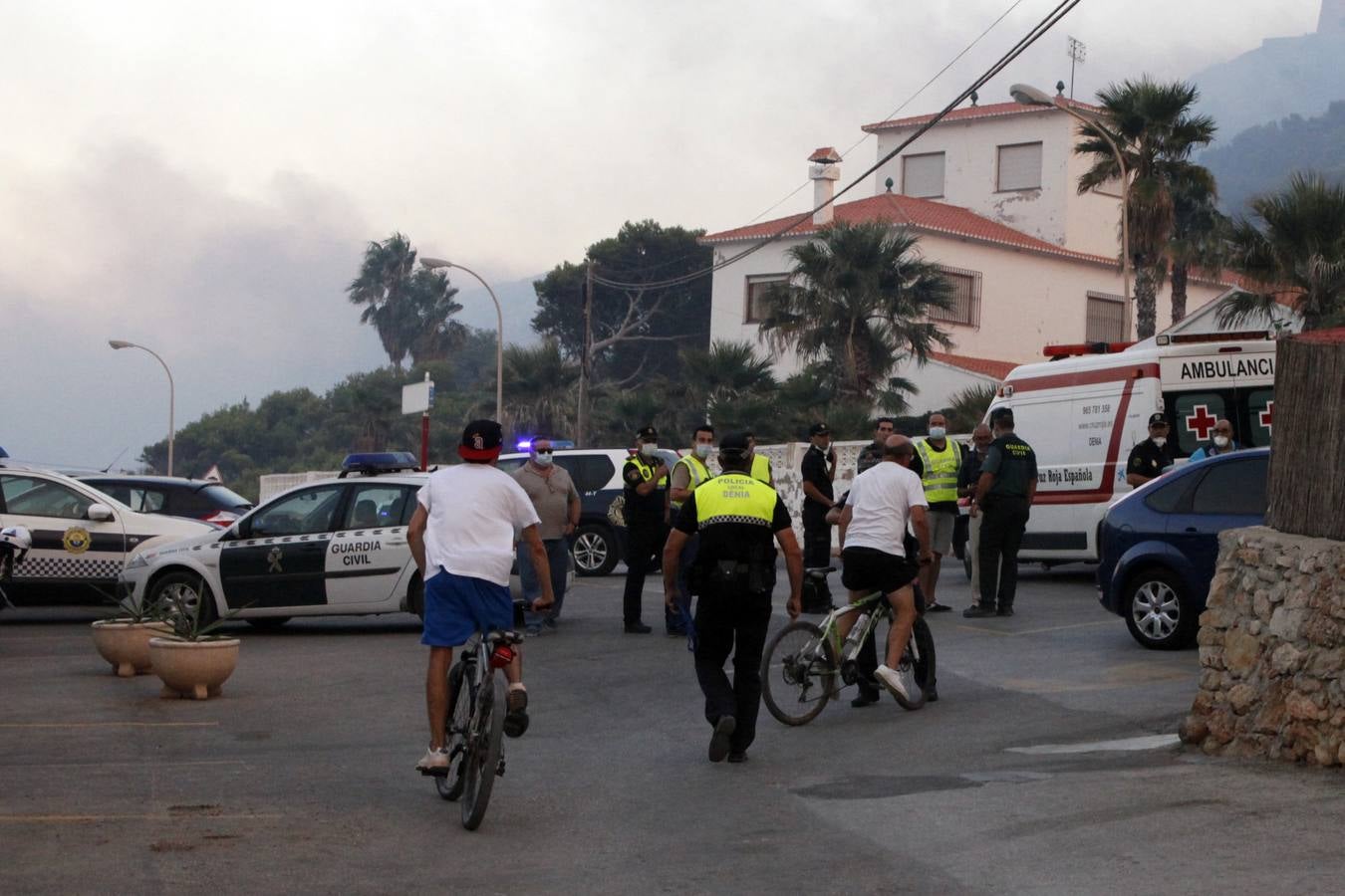 Un incendio en Xàbia y Dénia quema el Montgó y obliga a desalojar casas