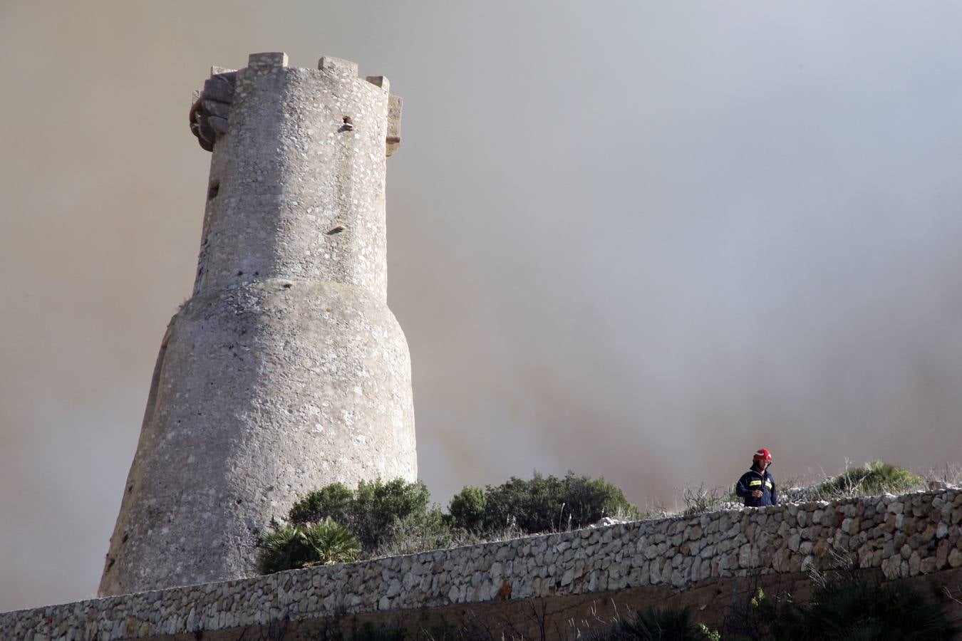 Un incendio en Xàbia y Dénia quema el Montgó y obliga a desalojar casas