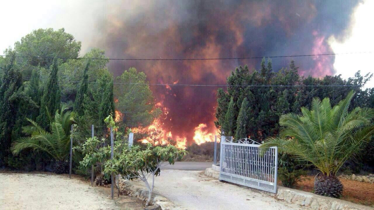 Un incendio en Xàbia y Dénia quema el Montgó y obliga a desalojar casas