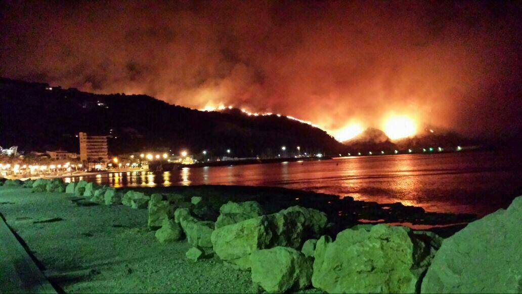 Un incendio en Xàbia y Dénia quema el Montgó y obliga a desalojar casas