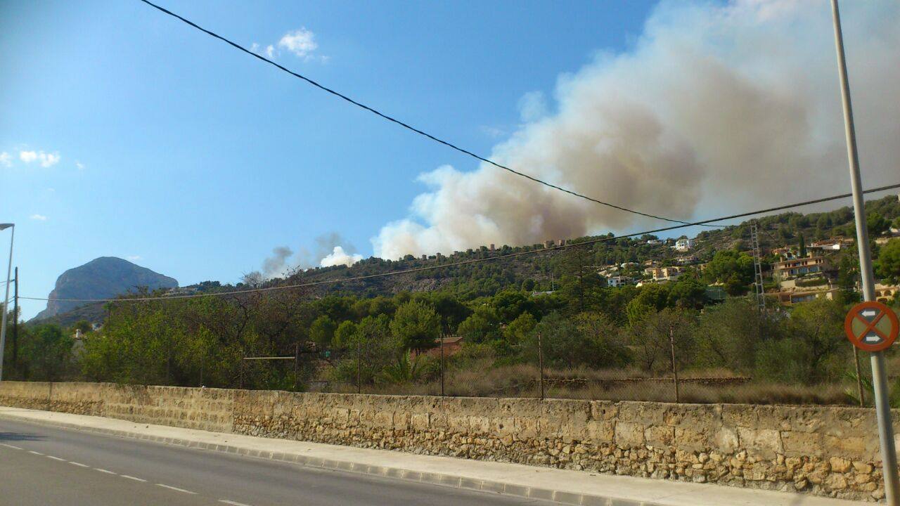 Un incendio en Xàbia y Dénia quema el Montgó y obliga a desalojar casas