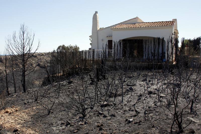 El rastro que ha dejado el incendio en el Montgó