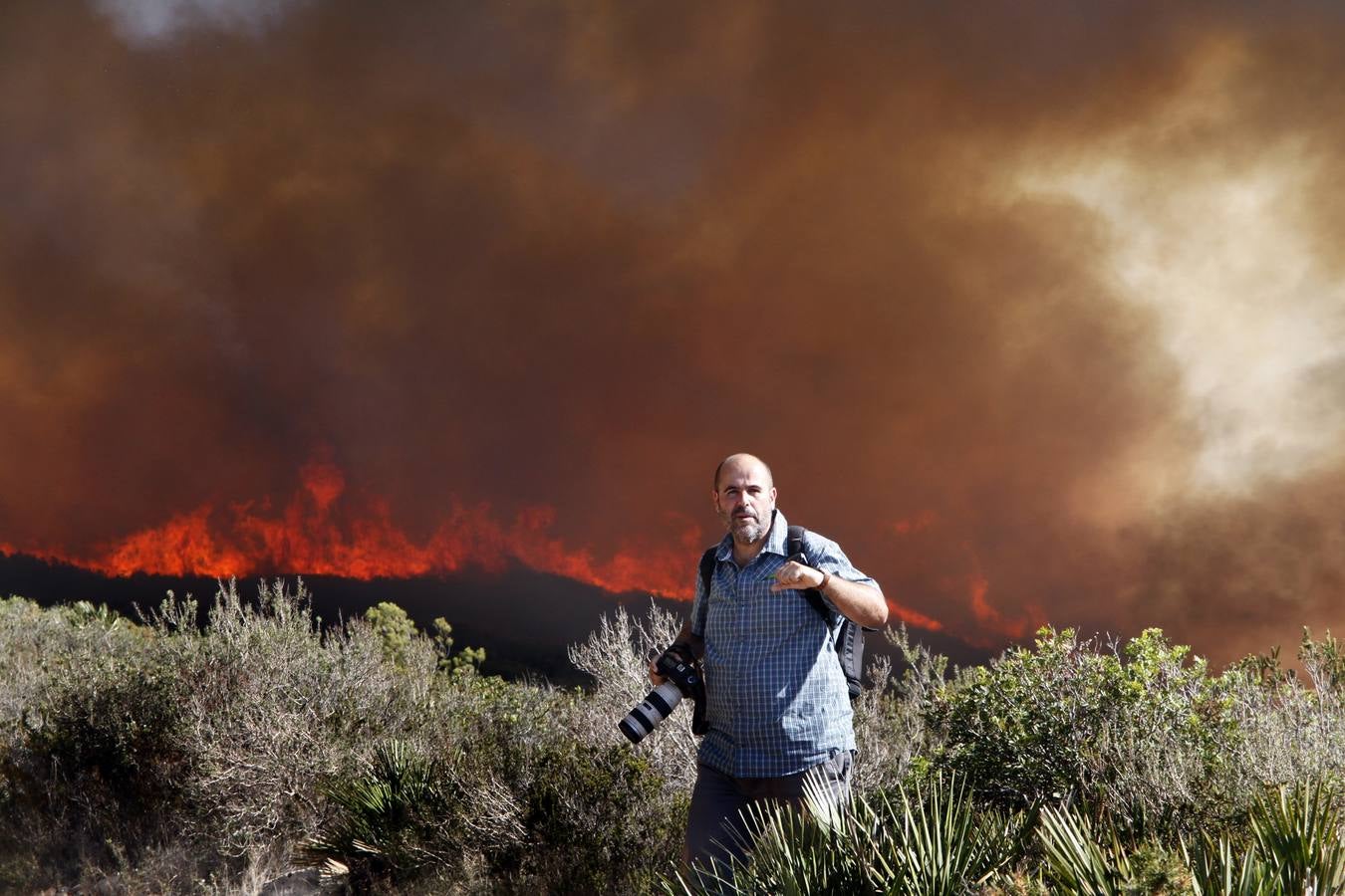 Un incendio en Xàbia y Dénia quema el Montgó y obliga a desalojar casas