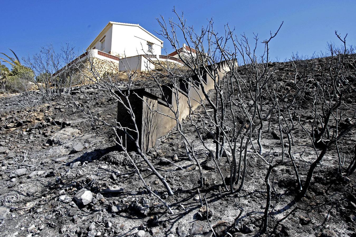 El rastro que ha dejado el incendio en el Montgó