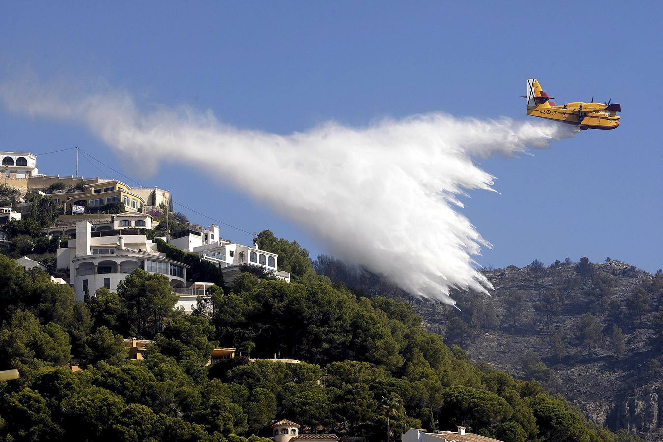 Un incendio en Xàbia y Dénia quema el Montgó y obliga a desalojar casas