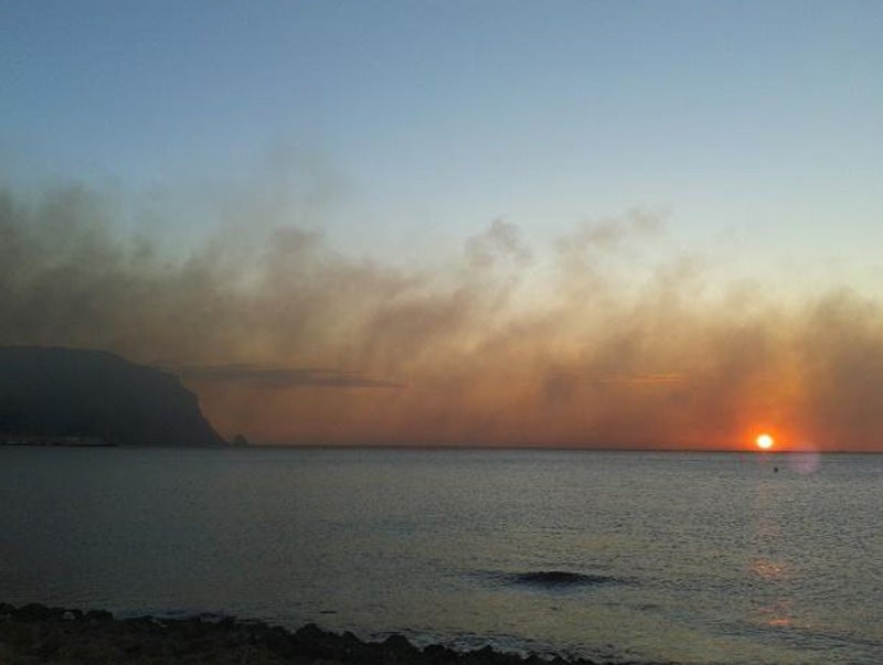 Un incendio en Xàbia y Dénia quema el Montgó y obliga a desalojar casas