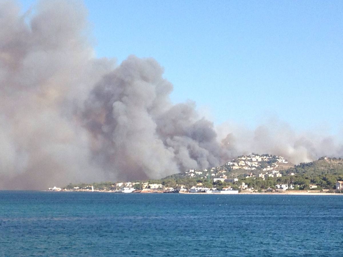 Un incendio en Xàbia y Dénia quema el Montgó y obliga a desalojar casas