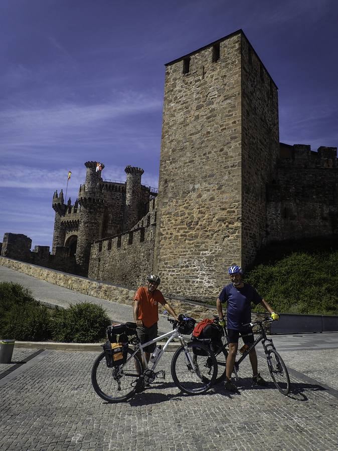 Dos vecinos de Molins viajan desde Italia a la Plaza del Obradoiro en bici