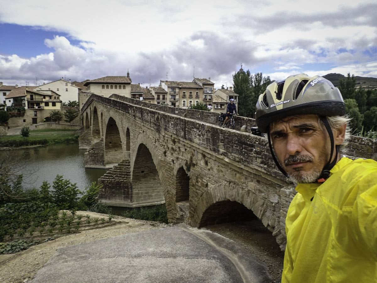 Dos vecinos de Molins viajan desde Italia a la Plaza del Obradoiro en bici