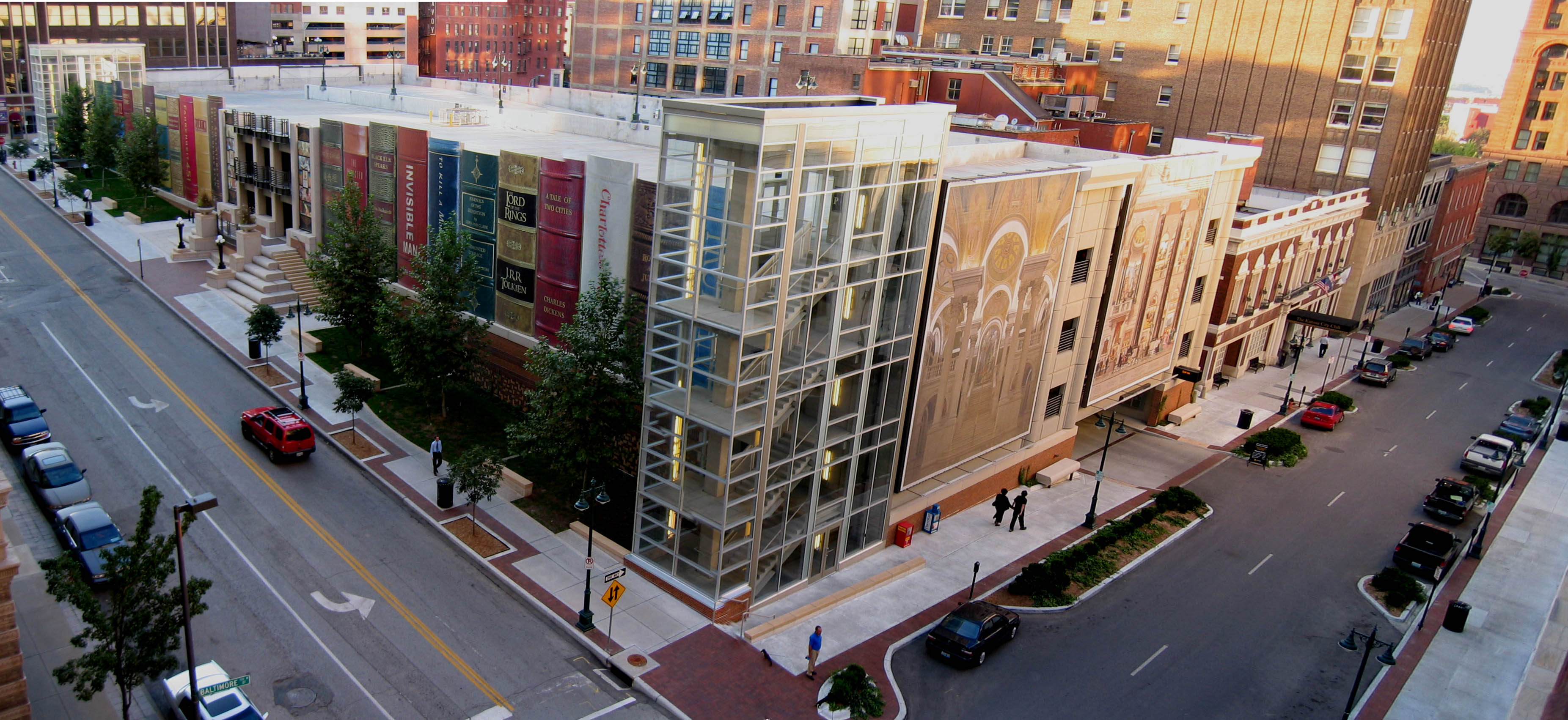 La biblioteca pública de Kansas City. La biblioteca pública de Kansas City (Missouri) tiene una fachada de lo más original. Una hilera de enormes lomos de libros da la bienvenida a los visitantes. Los títulos de las veintidós obras, elegidos tras una encuesta, reflejan los intereses literarios de los habitantes de la ciudad.