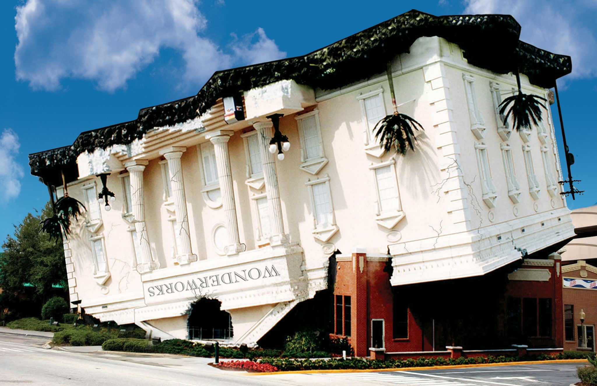 WonderWorks, la casa sobre el tejado. Esta singular construcción en Pigeon Forge (Tennesee) es WonderWorks, un centro de diversión que alberga en su interior exposiciones, atracciones que simulan los efectos de un terremoto o vientos huracanados y paredes para escalar