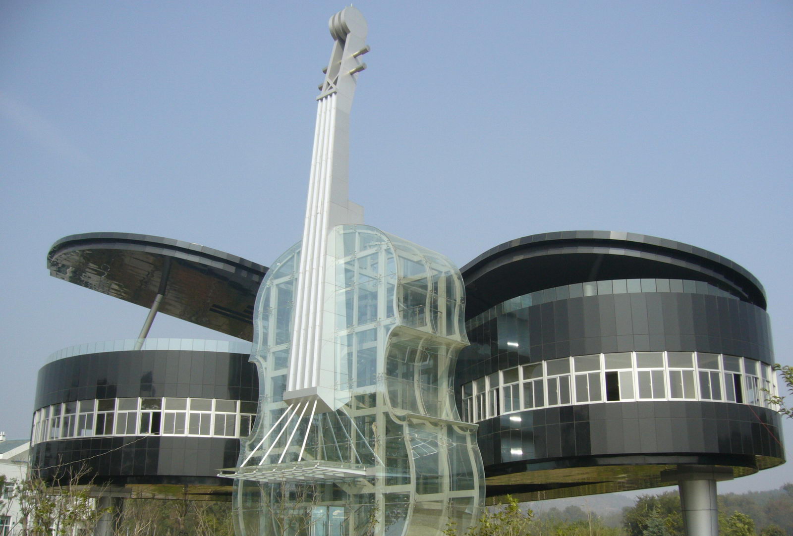 La casa piano. La Casa Piano se encuentra en la ciudad de Huainan, provincia de Huai, China. Fue construida por ingenieros de la Universidad Tecnológica de Hefei por encargo del gobierno de esa localidad como reclamo turístico y como lugar de estudio de los músicos de la zona