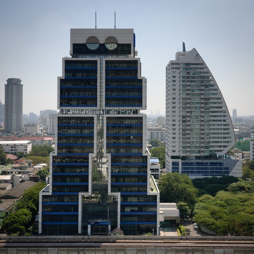 Edificio robot en Asia. Fue creado por Sumet Jumsai que se inspiró en uno de los juguetes de su hijo para diseñar la sede del Banco de Asia, en Bangkok (Tailandia)