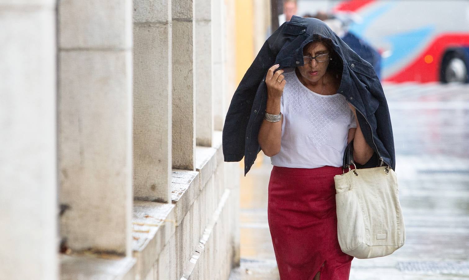 La lluvia, esta mañana en la ciudad de Alicante.