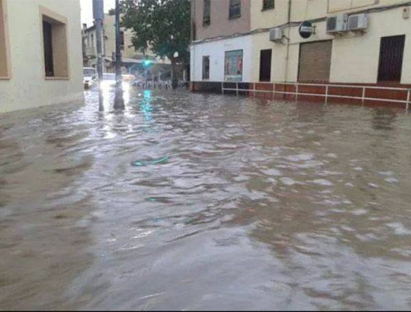 Gran cantidad de agua acumulada junto a la estación del metro de Godella.