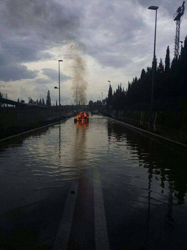 Un coche en llamas en la entrada de Godella en la CV-310 desde Bétera.