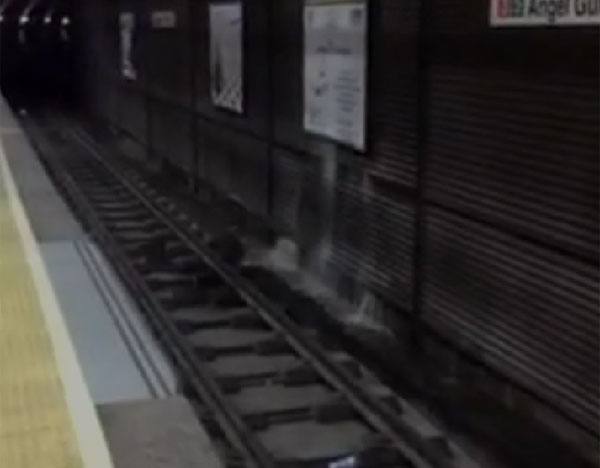 Filtraciones de agua en la estación de Ángel Guimerà de Metrovalencia.