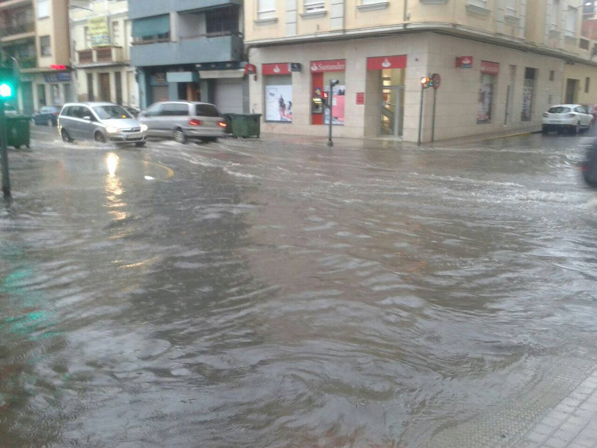 Agua acumulada en las calles de Tavernes Blanques.