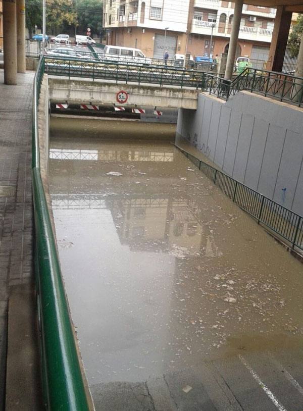 El mismo paso inferior en la zona de Burjassot-Godella, justo después de parar la tormenta.