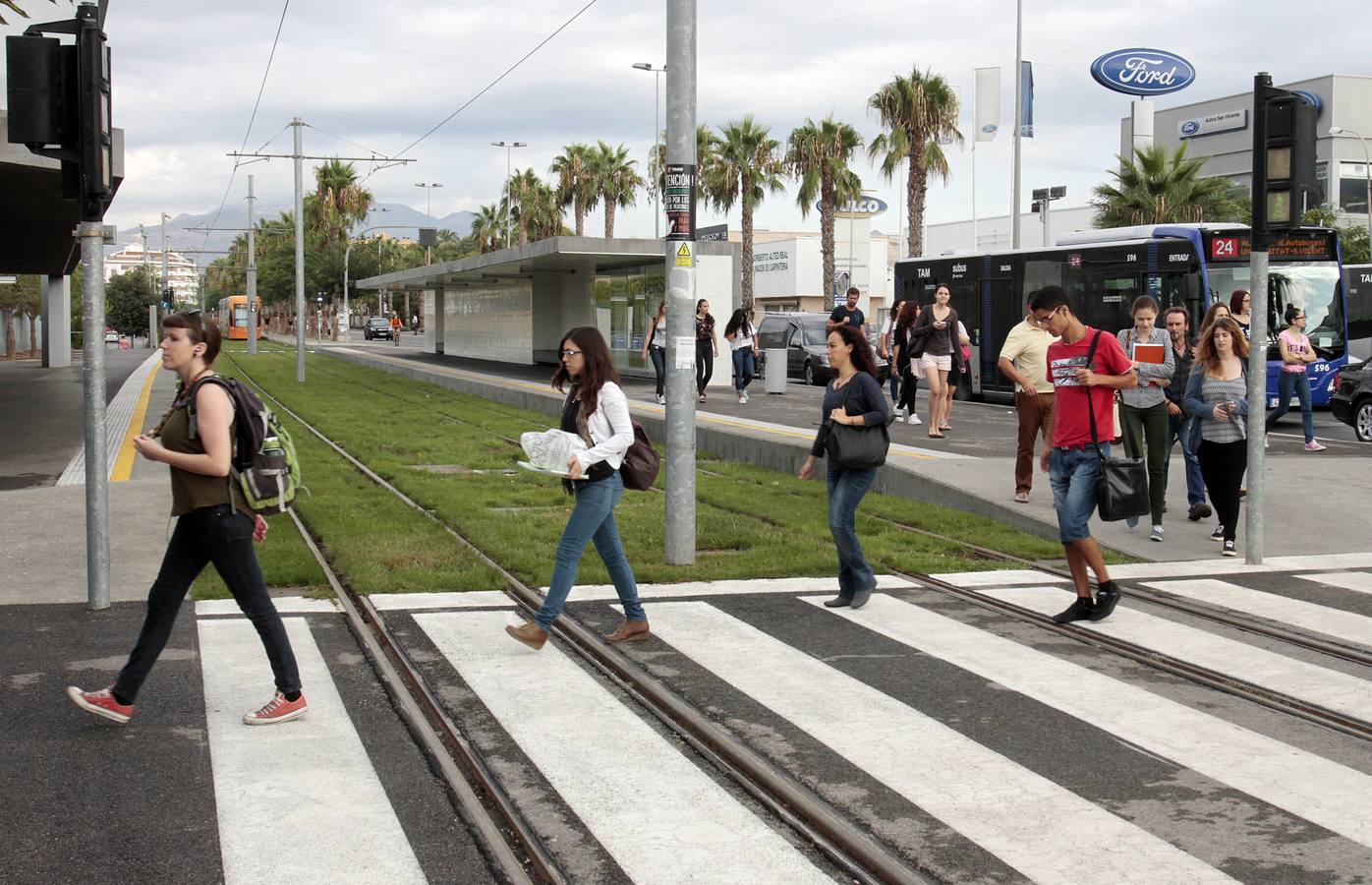 Un accidente impide circular a la Línea 2 del TRAM