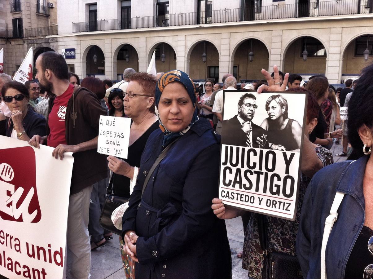 Casi 200 manifestantes corean «Castedo dimisión» en la plaza del Ayuntamiento de Alicante