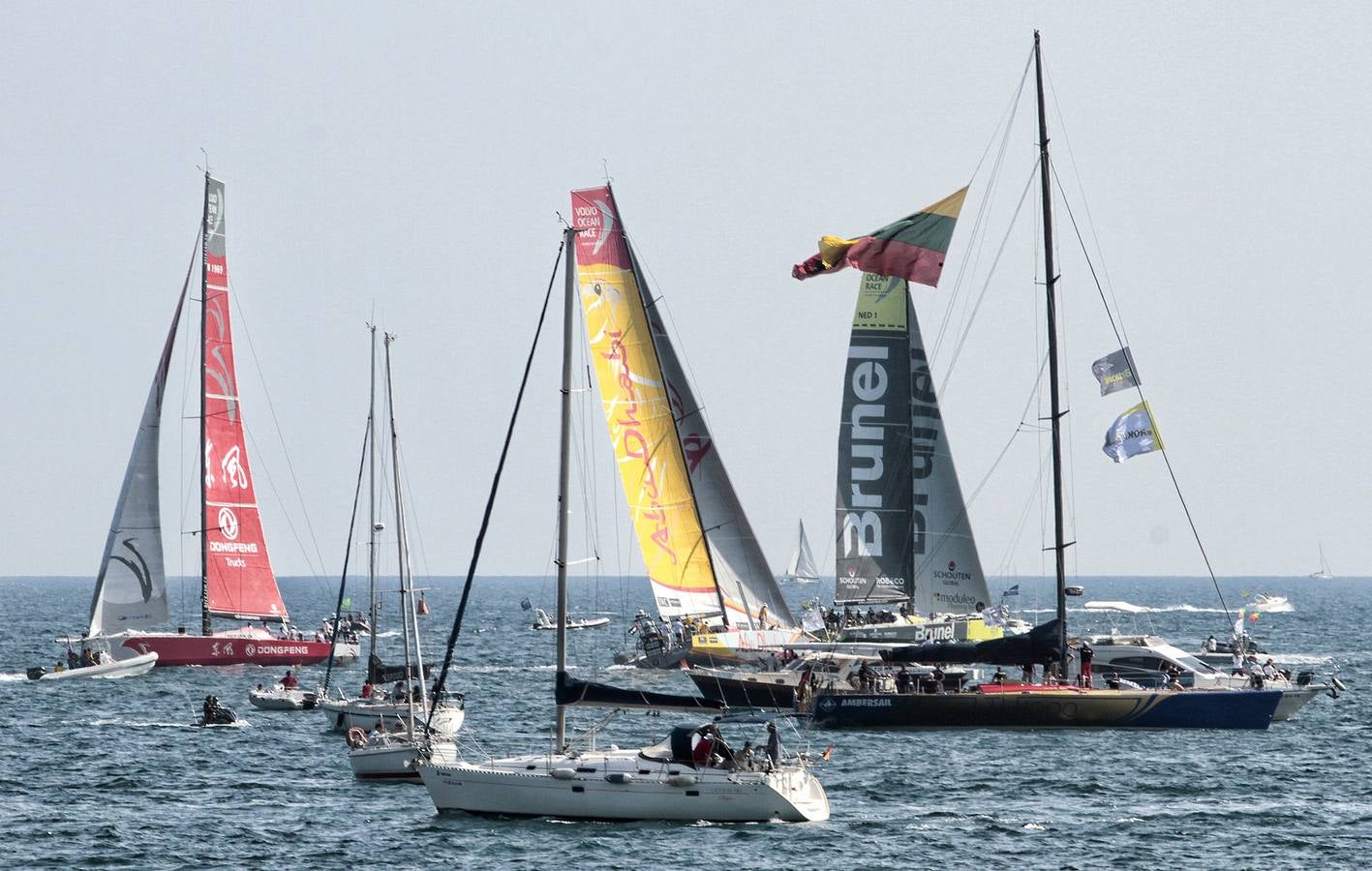 Vistosa regata costera y gran ambiente en Alicante para calentar la Volvo Ocean Race