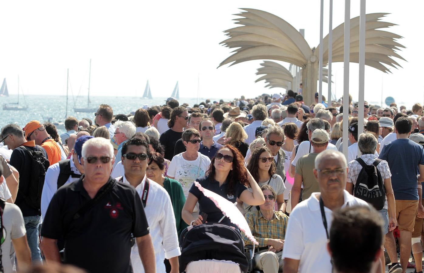 Vistosa regata costera y gran ambiente en Alicante para calentar la Volvo Ocean Race