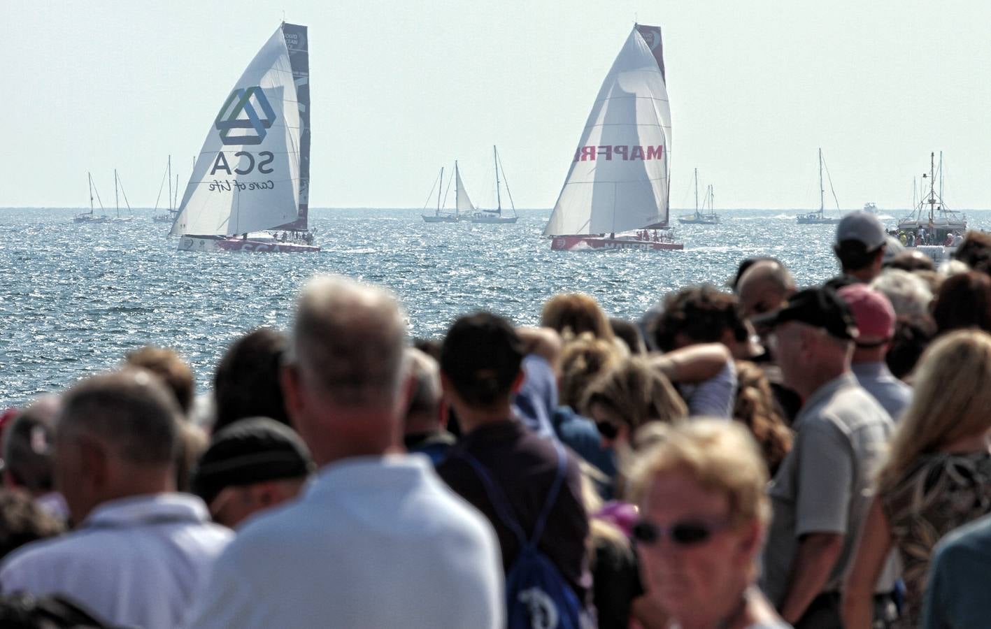 Vistosa regata costera y gran ambiente en Alicante para calentar la Volvo Ocean Race