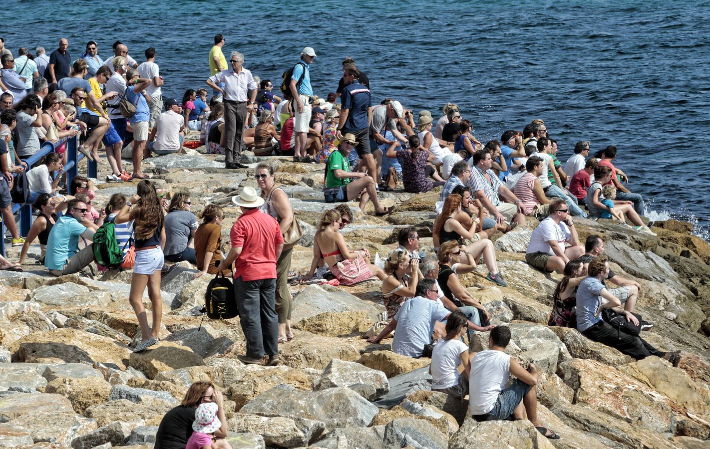 Vistosa regata costera y gran ambiente en Alicante para calentar la Volvo Ocean Race