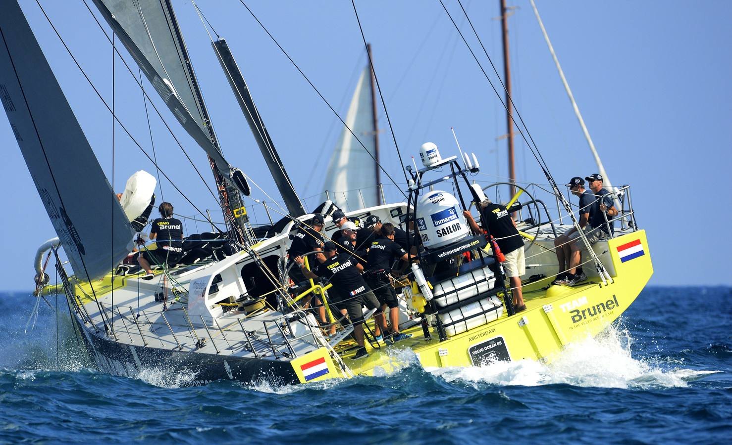 Vistosa regata costera y gran ambiente en Alicante para calentar la Volvo Ocean Race