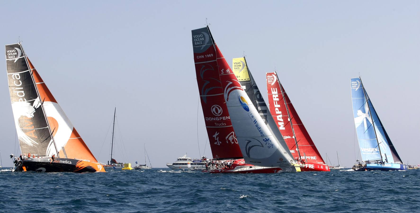 Vistosa regata costera y gran ambiente en Alicante para calentar la Volvo Ocean Race