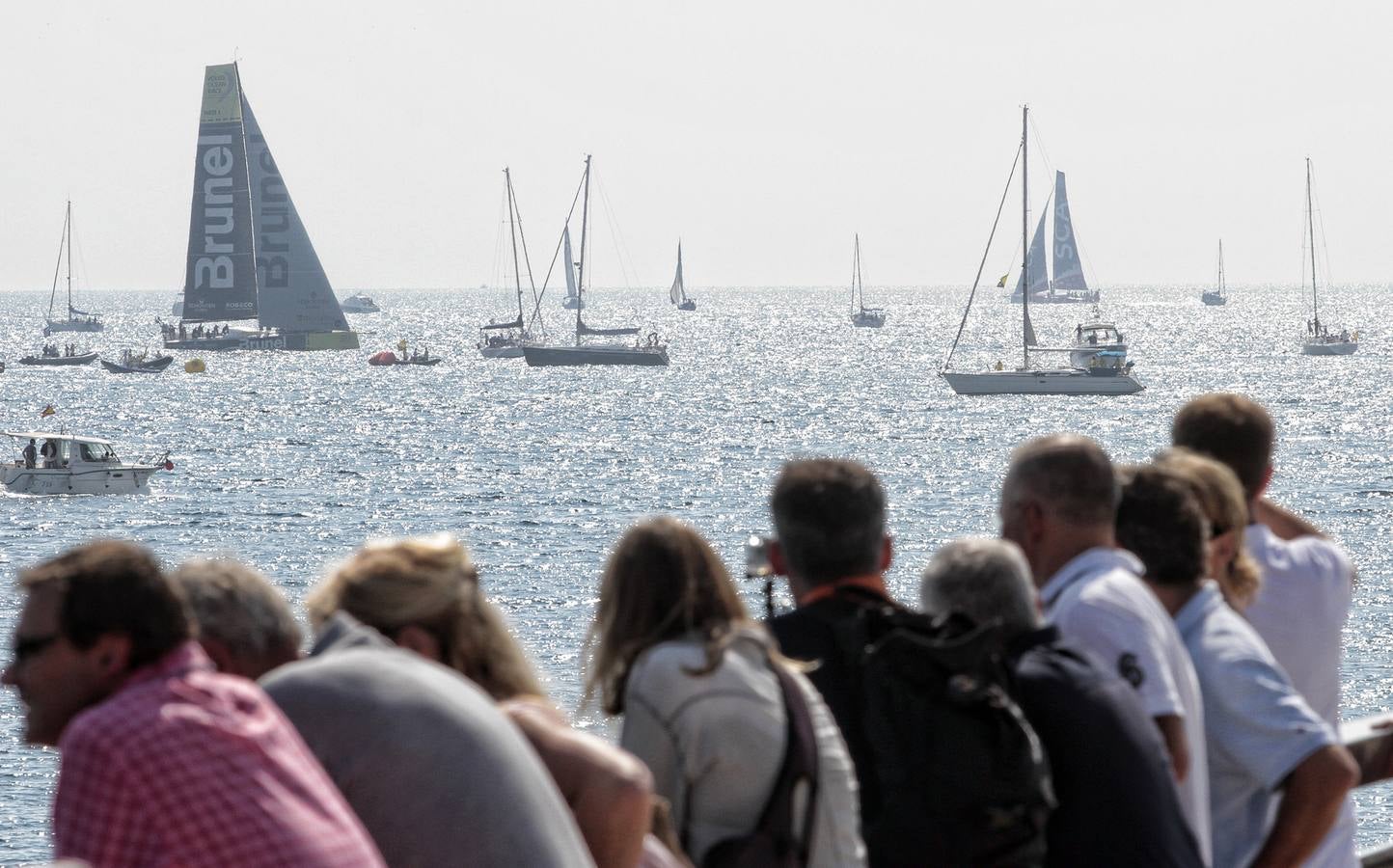 Vistosa regata costera y gran ambiente en Alicante para calentar la Volvo Ocean Race