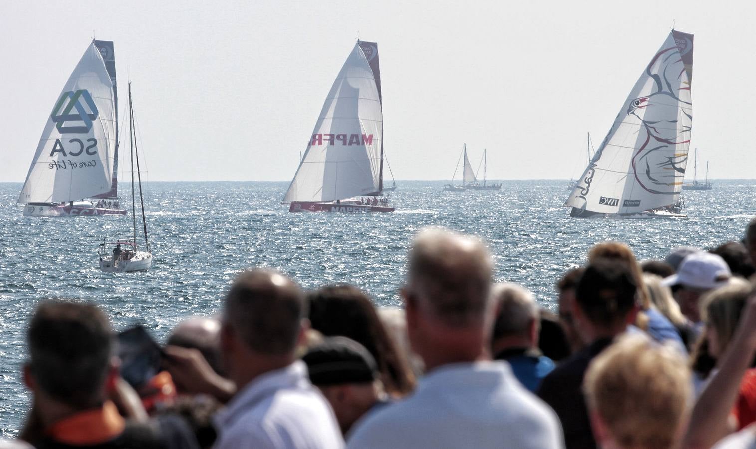 Vistosa regata costera y gran ambiente en Alicante para calentar la Volvo Ocean Race