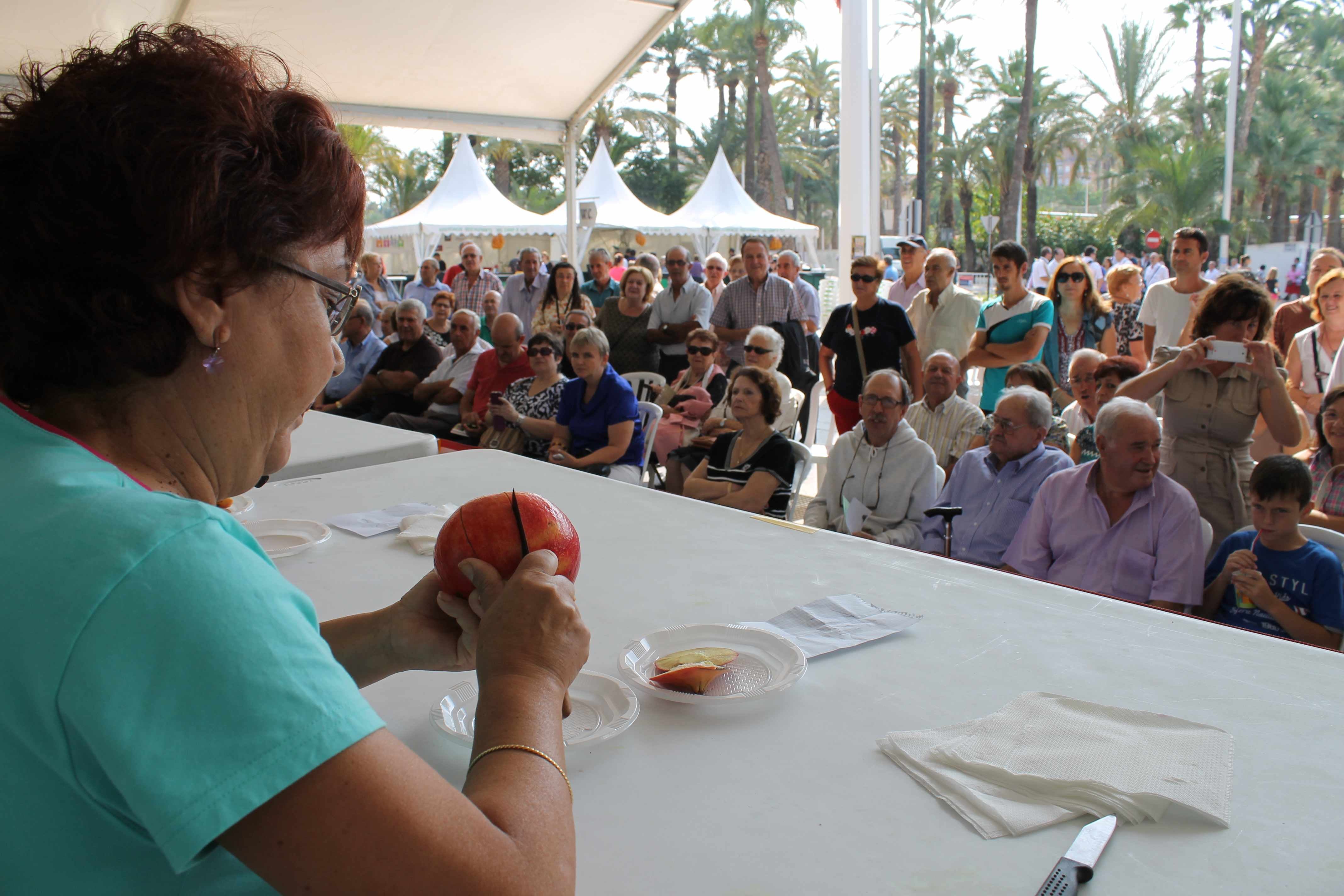 María Teresa Miralles consigue el primer premio del concurso de pelar granadas mollar