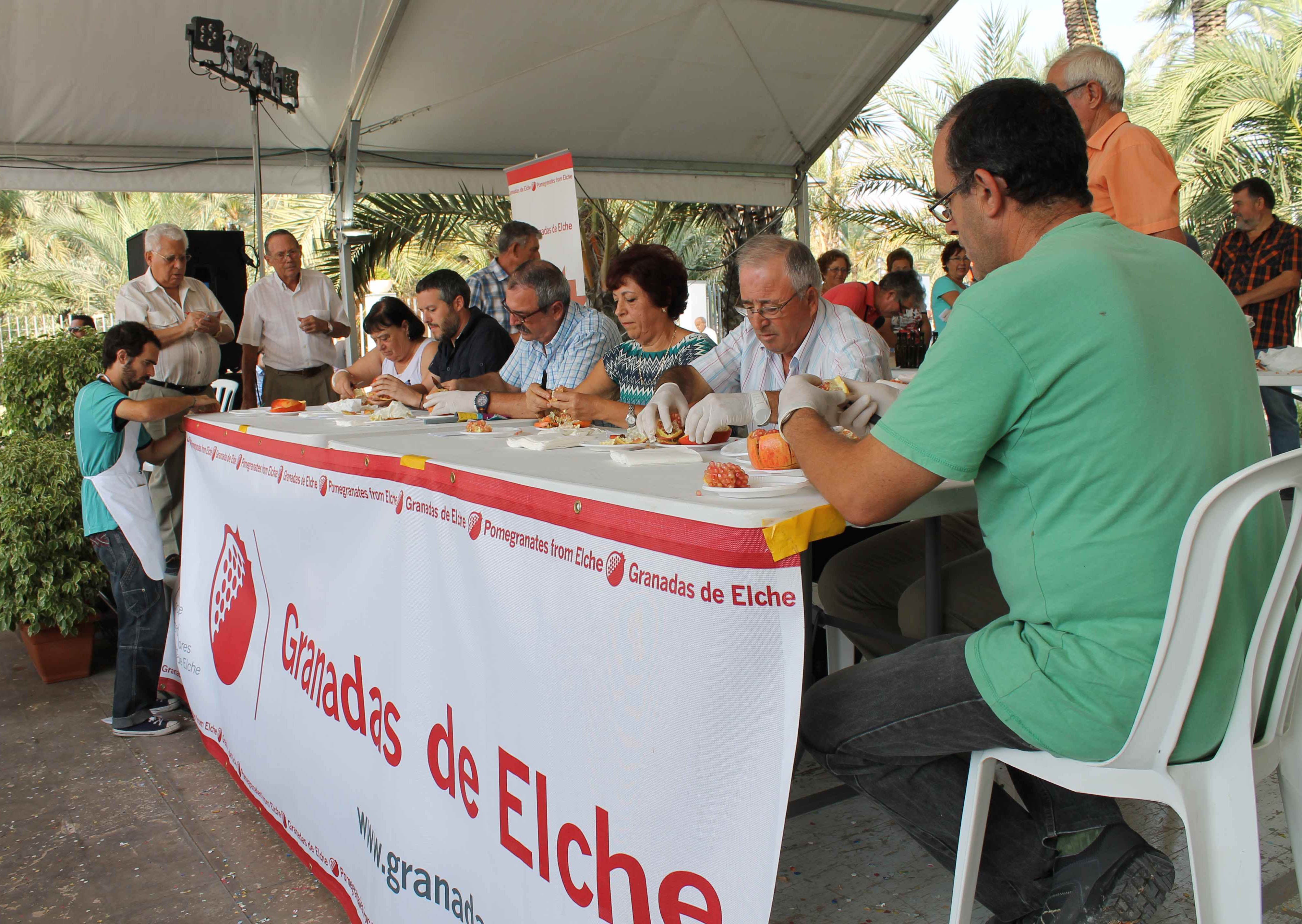María Teresa Miralles consigue el primer premio del concurso de pelar granadas mollar