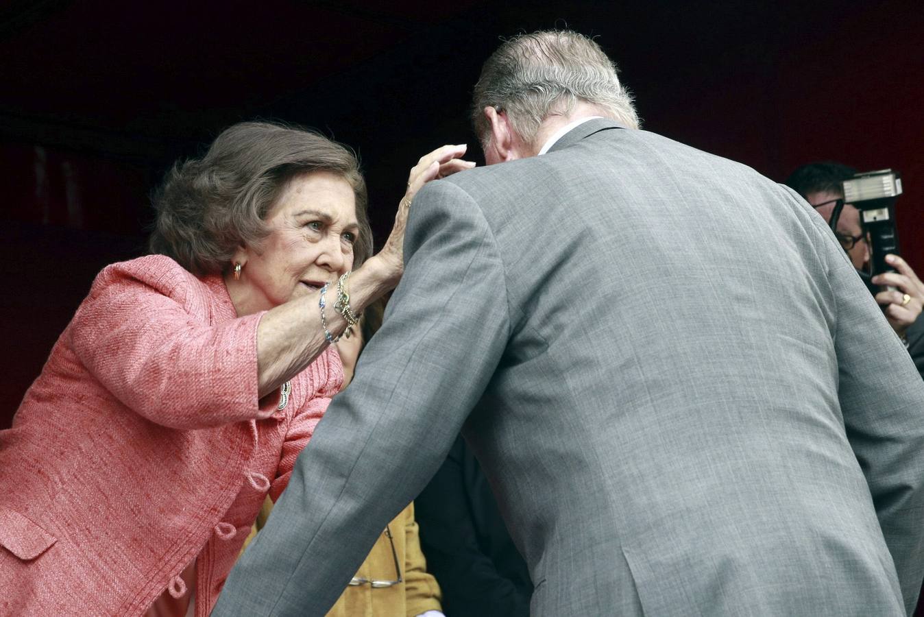 El rey Juan Carlos ha acudido a la mesa de cuestación de la Cruz Roja presidida por la reina Sofía, en la Puerta del Sol, para apoyar así la celebración del Día de la Banderita.