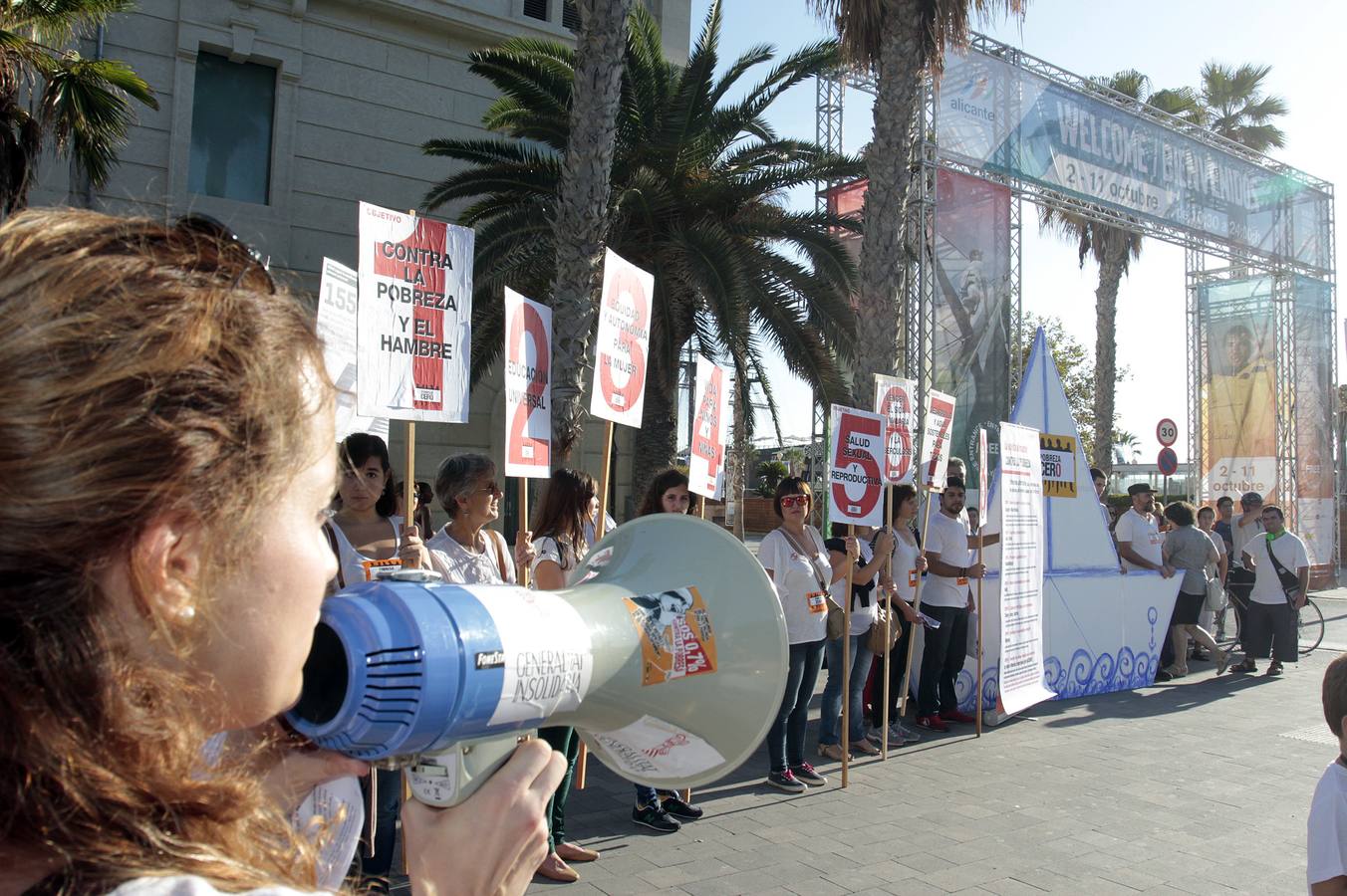 Denuncian que el dinero de un barco atendería a miles de enfermos del ébola