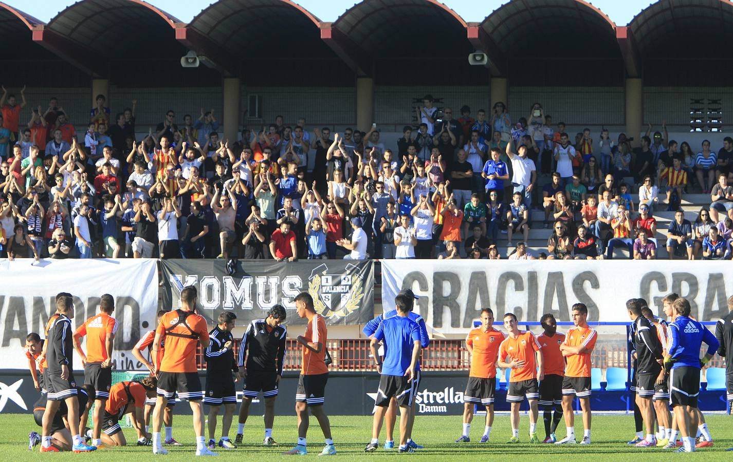 Más de 2.000 aficionados acuden al entrenamiento del Valencia en Paterna